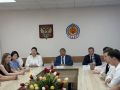 Добрая традиция принимать участие в церемонии вручения дипломов не нарушается: почетным гостем выпускников Калмыцкого филиала РГУ социальных технологий стал спикер парламента республики Артем Михайлов