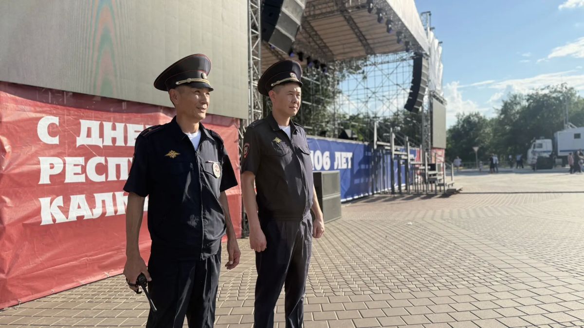 Сотрудники полиции Калмыкии поздравляют жителей республики с праздником и желают всем приятного отдыха Сотрудники полиции Калмыкии поздравляют жителей республики с праздником и желают всем приятного отдыха