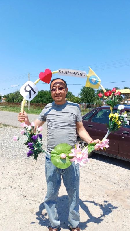 Жители села Джалыково поздравили с Днём Республики Калмыкия Жители села Джалыково поздравили с Днём Республики Калмыкия