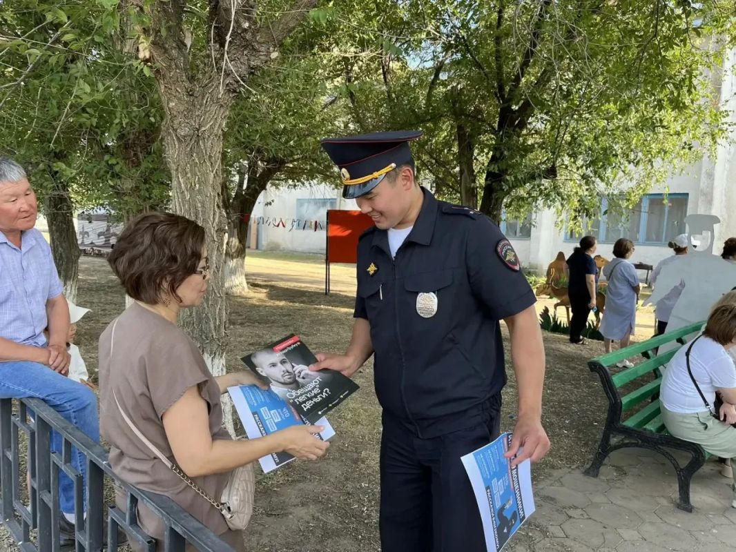 Сотрудники полиции Калмыкии поздравляют жителей республики с праздником и желают всем приятного отдыха Сотрудники полиции Калмыкии поздравляют жителей республики с праздником и желают всем приятного отдыха