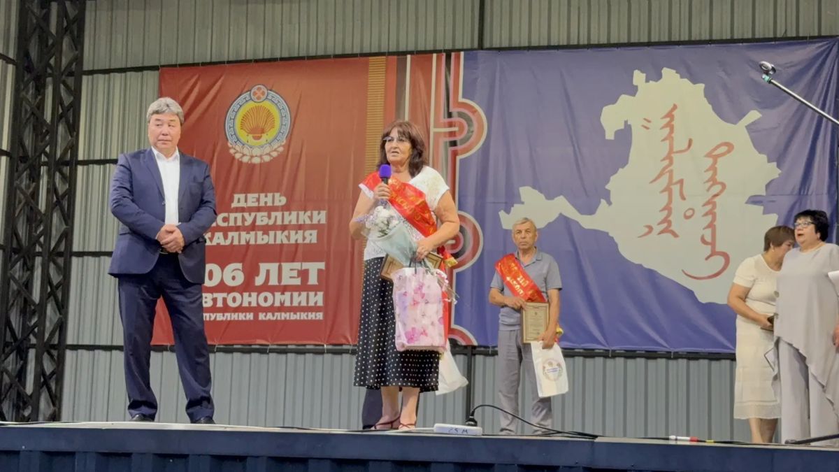 В рамках мероприятия нашим землякам были присвоены звания «Почетный житель Сарпинского района»: В рамках мероприятия нашим землякам были присвоены звания «Почетный житель Сарпинского района»: