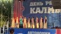 Концерт на площади Победы продолжается! Праздничная программа в самом разгаре - со сцены звучат любимые хиты, зрители танцуют и подпевают артистам. Атмосфера теплая, по-настоящему семейная