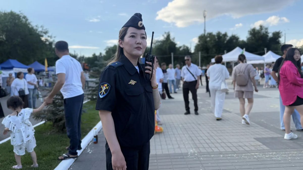 Сотрудники полиции Калмыкии поздравляют жителей республики с праздником и желают всем приятного отдыха Сотрудники полиции Калмыкии поздравляют жителей республики с праздником и желают всем приятного отдыха