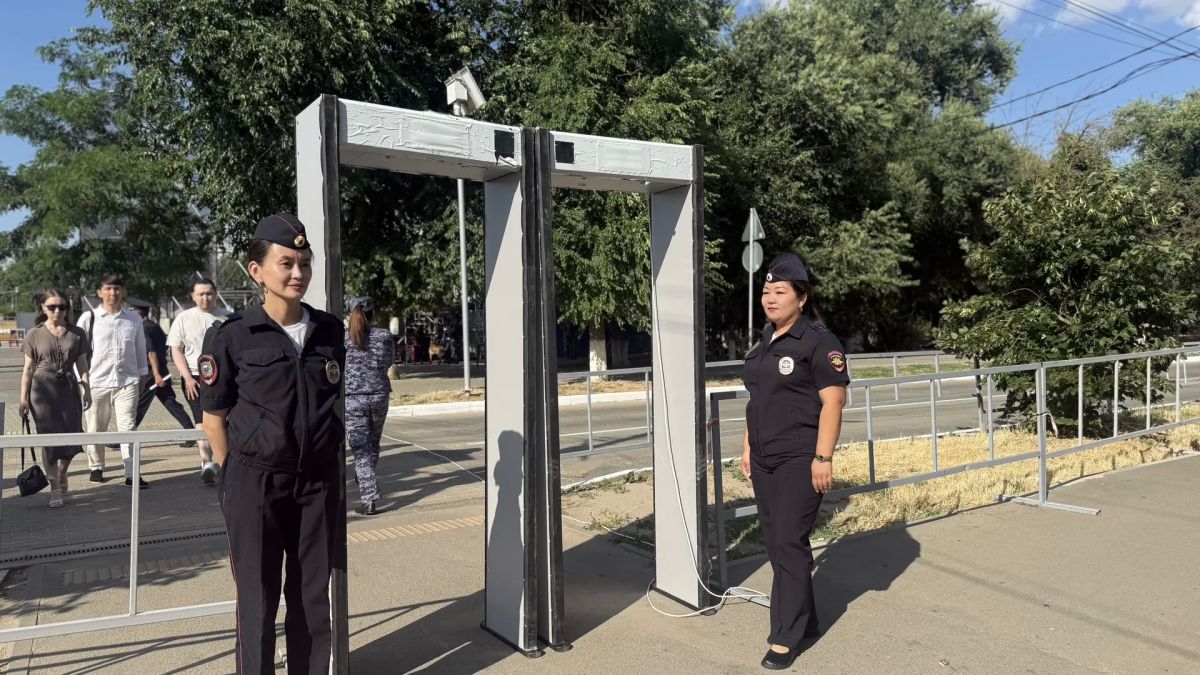 Сотрудники полиции Калмыкии поздравляют жителей республики с праздником и желают всем приятного отдыха Сотрудники полиции Калмыкии поздравляют жителей республики с праздником и желают всем приятного отдыха