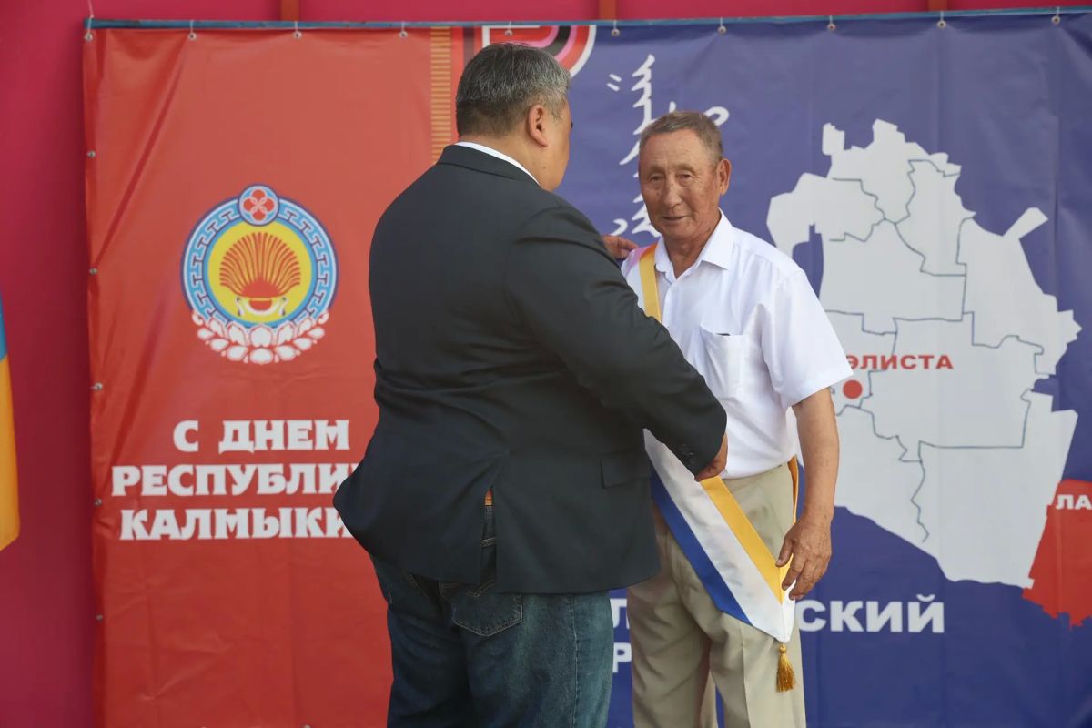 Высокого звания «Почетный гражданин Республики Калмыкия» был удостоен наш земляк, Народный Джангарчи Республики Калмыкия, Почетный гражданин города Лагань Очир-Горяев Андрей Бадлагаевич