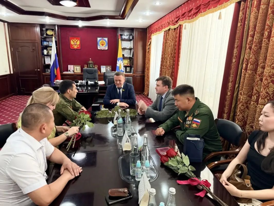 По поручению Главы Калмыкии Бату Хасикова в Народном Хурале (Парламенте) РК состоялась торжественная церемония вручения медалей имени Героя Советского Союза Эрдни Теледжиевича Деликова По поручению Главы Калмыкии Бату Хасикова в Народном Хурале (Парламенте) РК состоялась торжественная церемония вручения медалей имени Героя Советского Союза Эрдни Теледжиевича Деликова
