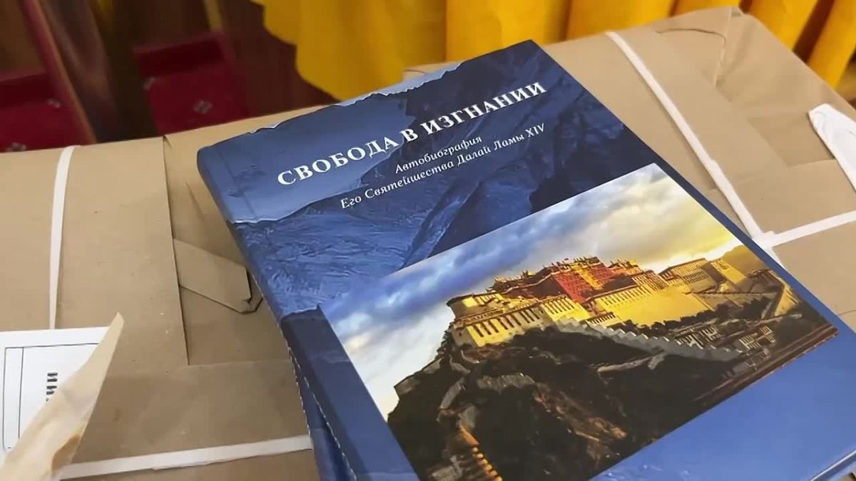 В День рождения Его Святейшества Далай-ламы XIV в Центральном хуруле Калмыкии «Золотая обитель Будды Шакьямуни» состоялся символичный и значимый жест духовного и культурного характера: храму передали 100 экземпляров...