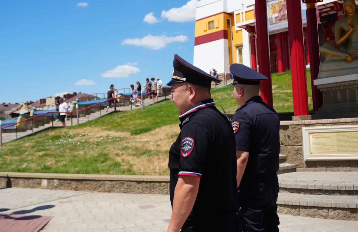 Сотрудники полиции обеспечили безопасность граждан в период проведения на территории Центрального хурула Республики Калмыкия мероприятий, посвященных празднованию Дня рождения Его Святейшества Далай-ламы XIV Сотрудники полиции обеспечили безопасность граждан в период проведения на территории Центрального хурула Республики Калмыкия мероприятий, посвященных празднованию Дня рождения Его Святейшества Далай-ламы XIV