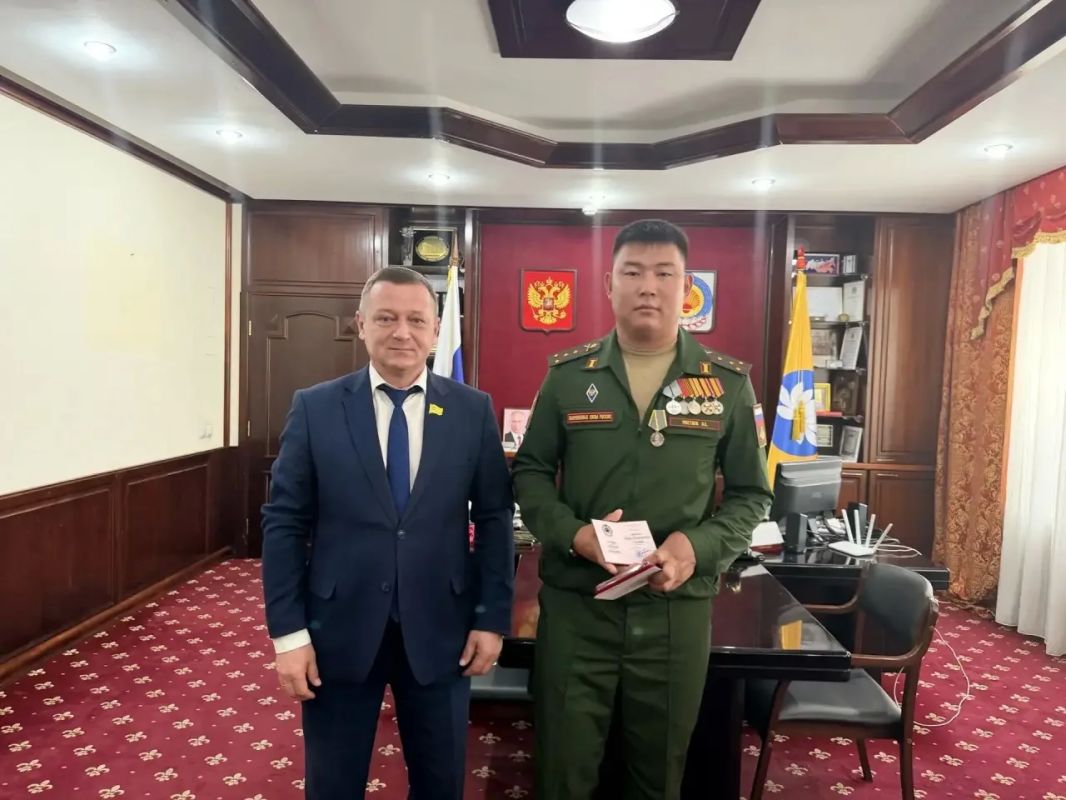 По поручению Главы Калмыкии Бату Хасикова в Народном Хурале (Парламенте) РК состоялась торжественная церемония вручения медалей имени Героя Советского Союза Эрдни Теледжиевича Деликова По поручению Главы Калмыкии Бату Хасикова в Народном Хурале (Парламенте) РК состоялась торжественная церемония вручения медалей имени Героя Советского Союза Эрдни Теледжиевича Деликова