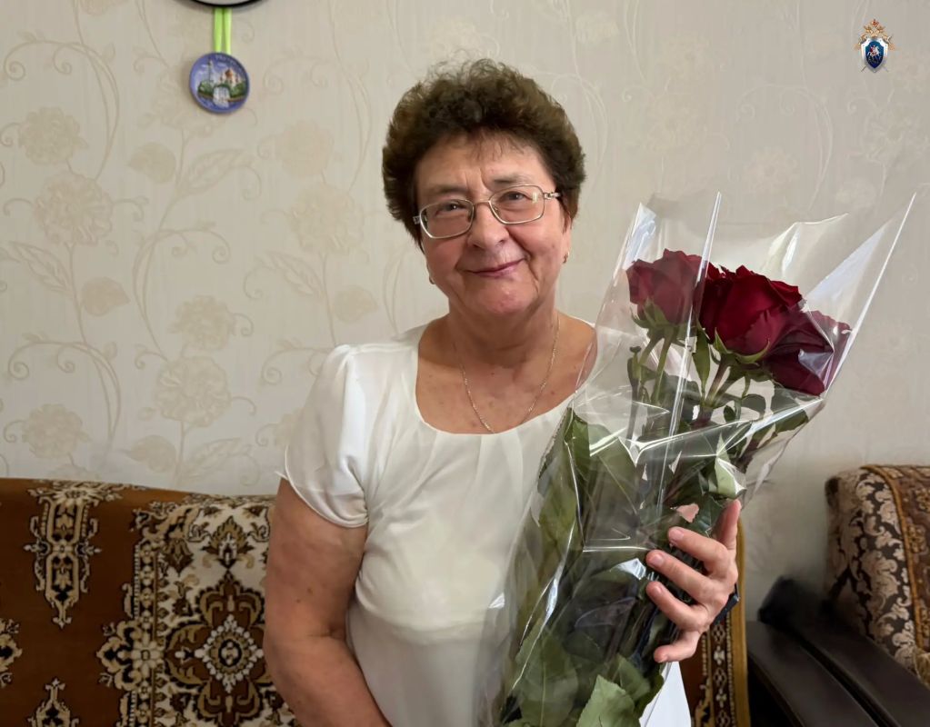 В День семьи, любви и верности офицеры следственного управления поздравили с праздником пенсионера следствия Елену Васильевну Аверьянову В День семьи, любви и верности офицеры следственного управления поздравили с праздником пенсионера следствия Елену Васильевну Аверьянову
