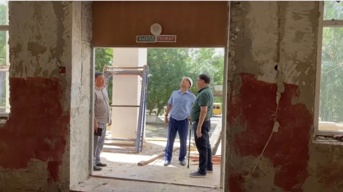 Прокурор г. Элисты проверил ход проведения капитального ремонта зданий детских садов и общеобразовательных школ Прокурор г. Элисты проверил ход проведения капитального ремонта зданий детских садов и общеобразовательных школ