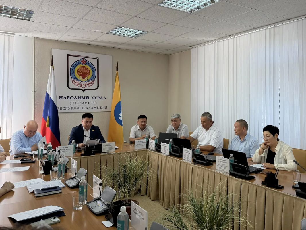 Сегодня состоялось заседание комитета Народного Хурала (Парламента) Республики Калмыкия по бюджету, налогам, собственности, экономической политике и предпринимательству под председательством Очира Халгаева Сегодня состоялось заседание комитета Народного Хурала (Парламента) Республики Калмыкия по бюджету, налогам, собственности, экономической политике и предпринимательству под председательством Очира Халгаева