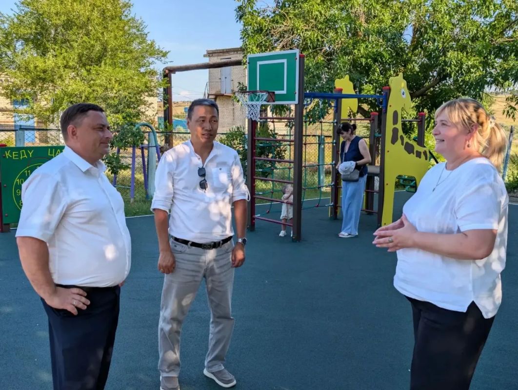 В Элисте завершено строительство еще двух детских игровых площадок В Элисте завершено строительство еще двух детских игровых площадок