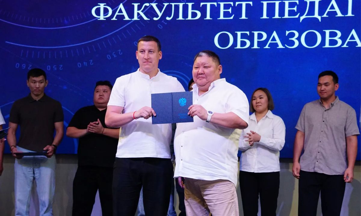 Сегодня в КалмГУ состоялась торжественная церемония вручения дипломов выпускникам Сегодня в КалмГУ состоялась торжественная церемония вручения дипломов выпускникам