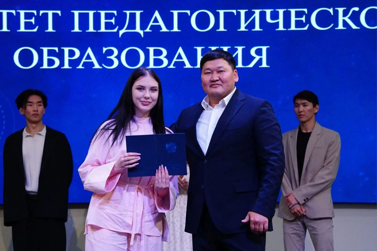 Сегодня в КалмГУ состоялась торжественная церемония вручения дипломов выпускникам Сегодня в КалмГУ состоялась торжественная церемония вручения дипломов выпускникам