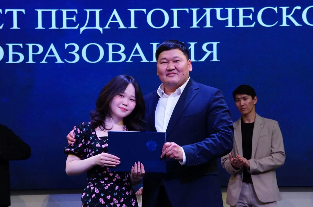 Сегодня в КалмГУ состоялась торжественная церемония вручения дипломов выпускникам Сегодня в КалмГУ состоялась торжественная церемония вручения дипломов выпускникам