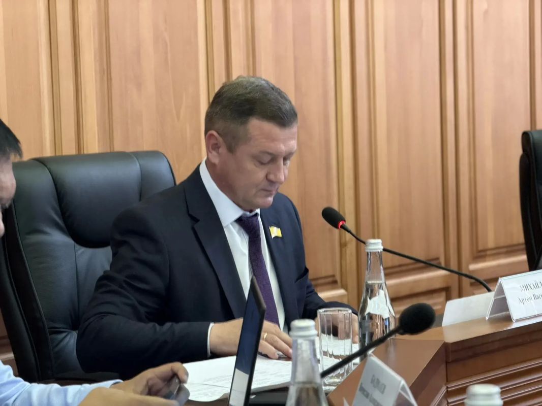 В рамках четырнадцатого вопроса повестки сессии депутаты приняли постановление Народного Хурала Калмыкии «О Почетном знаке Народного Хурала (Парламента) Республики Калмыкия», проект которого был внесен спикером...