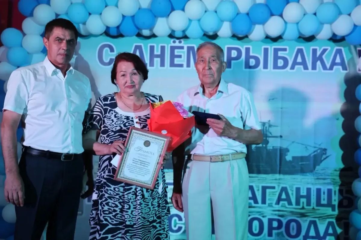 По поручению спикера Народного Хурала Республики Калмыкия Артема Михайлова депутат регионального парламента Михаил Богатов посетил праздничные мероприятия, посвященные Дню рыбака, в городе Лагань Лаганского района РК По поручению спикера Народного Хурала Республики Калмыкия Артема Михайлова депутат регионального парламента Михаил Богатов посетил праздничные мероприятия, посвященные Дню рыбака, в городе Лагань Лаганского района РК