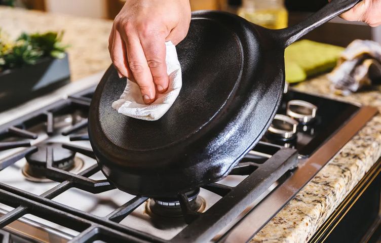 Как сохранить чугунную посуду на века: советы по уходу