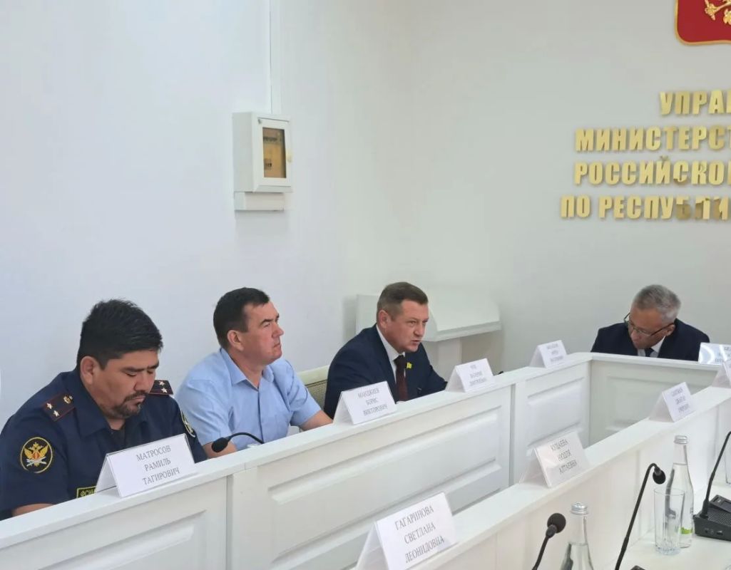 Председатель Народного Хурала (Парламента) Республики Калмыкия Артем Михайлов прннял участие в расширенном оперативном совещании Управления Минюста России по РК Председатель Народного Хурала (Парламента) Республики Калмыкия Артем Михайлов прннял участие в расширенном оперативном совещании Управления Минюста России по РК