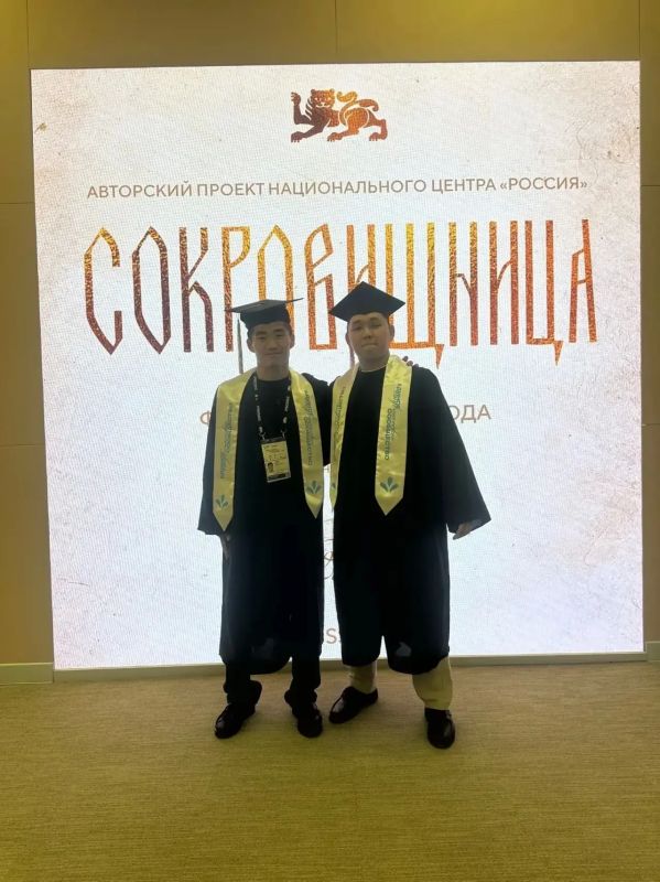 Выпускники КалмГУ представили республику на Всероссийском студенческом выпускном — 2026 Выпускники КалмГУ представили республику на Всероссийском студенческом выпускном — 2026