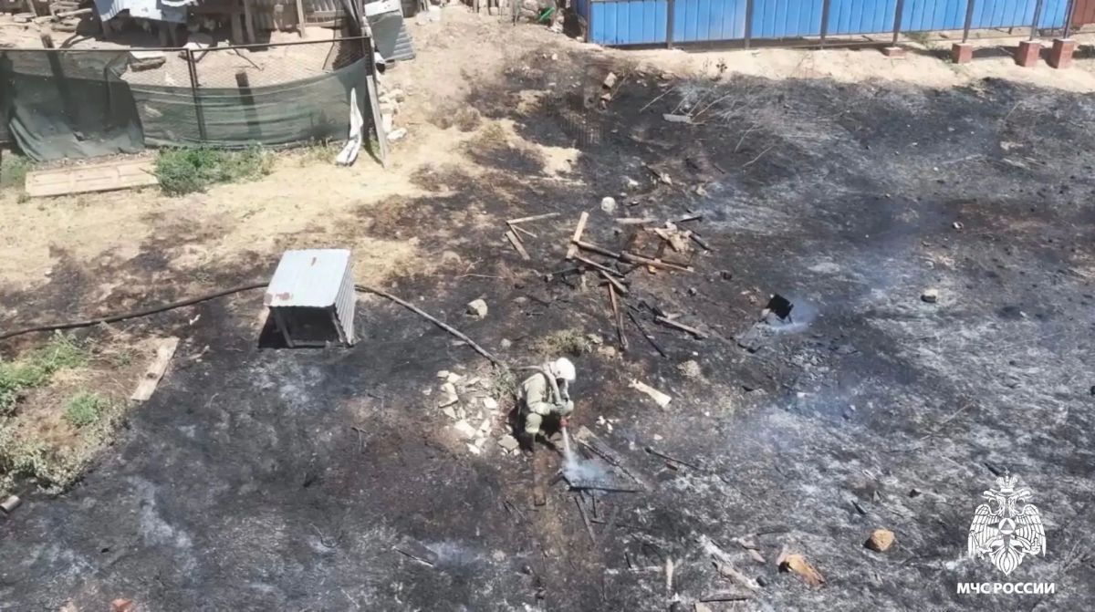 Сотрудники МЧС России ликвидировали возгорание сухой растительности в Элисте Сотрудники МЧС России ликвидировали возгорание сухой растительности в Элисте