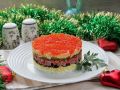 Праздничный салат с красной рыбой и икрой