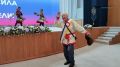 Возраст — не помеха празднику: 100-летний ветеран-строитель вышел в круг вместе с артистами