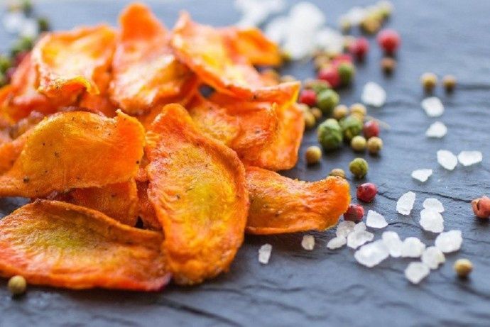 Как приготовить хрустящие морковные чипсы: простой и полезный рецепт
