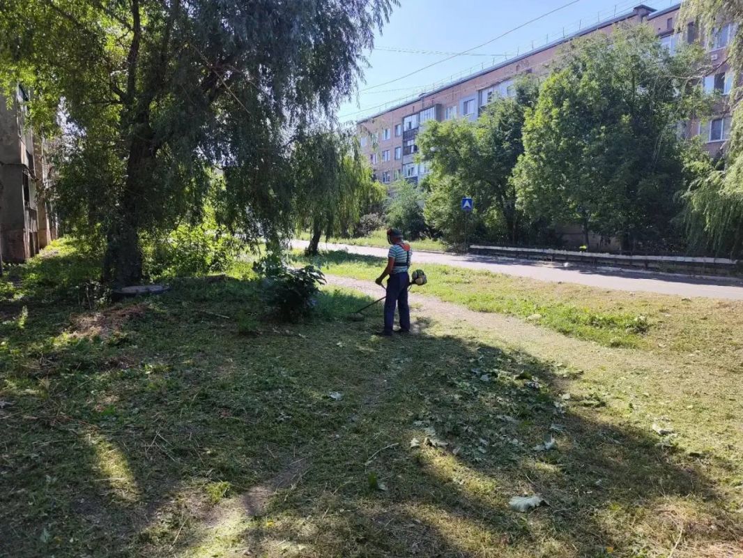 Бригады из Городовиковского, Яшалтинского, Приютненского и ИкиБурульского РМО продолжают благоустройство Антрацита Бригады из Городовиковского, Яшалтинского, Приютненского и ИкиБурульского РМО продолжают благоустройство Антрацита
