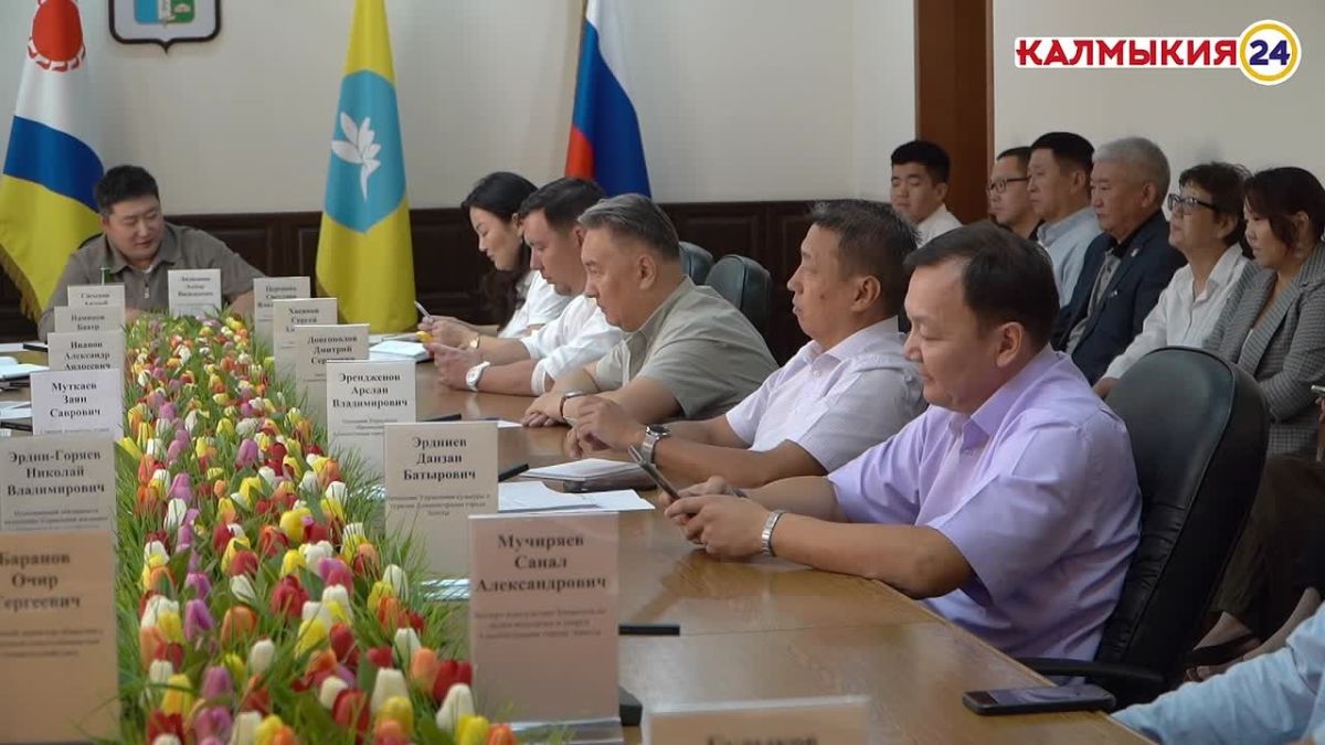 Алдар Лиджиков: Очередное еженедельное аппаратное совещание в Администрации города Элисты