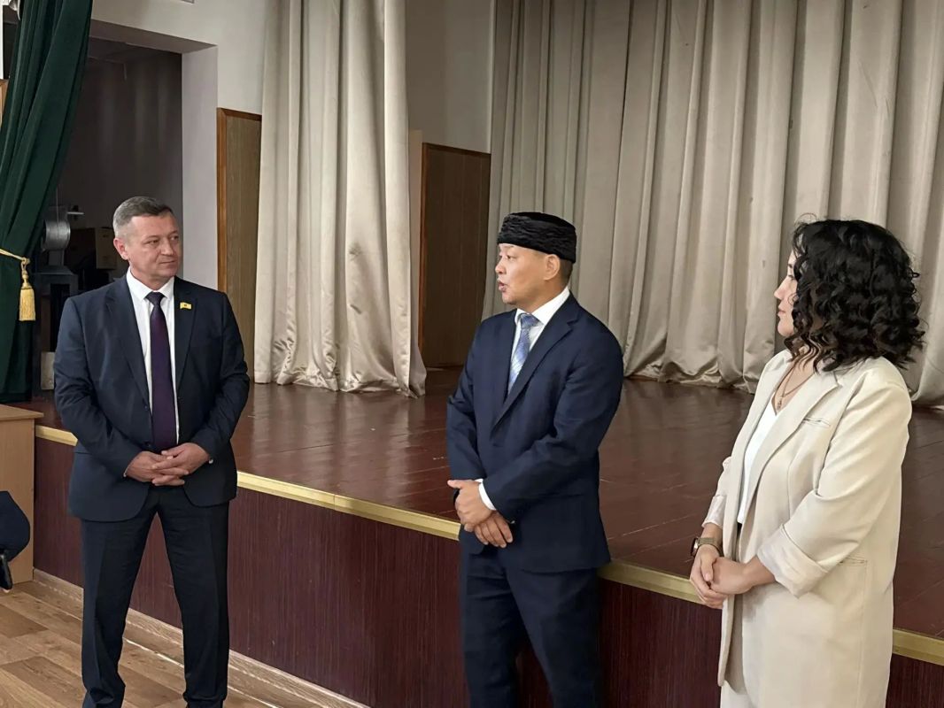 В День знаний спикер Народного Хурала (Парламента) Республики Калмыкия Артем Михайлов встретился с молодыми педагогами Первомайского сельского лицея Приютненского района РК В День знаний спикер Народного Хурала (Парламента) Республики Калмыкия Артем Михайлов встретился с молодыми педагогами Первомайского сельского лицея Приютненского района РК