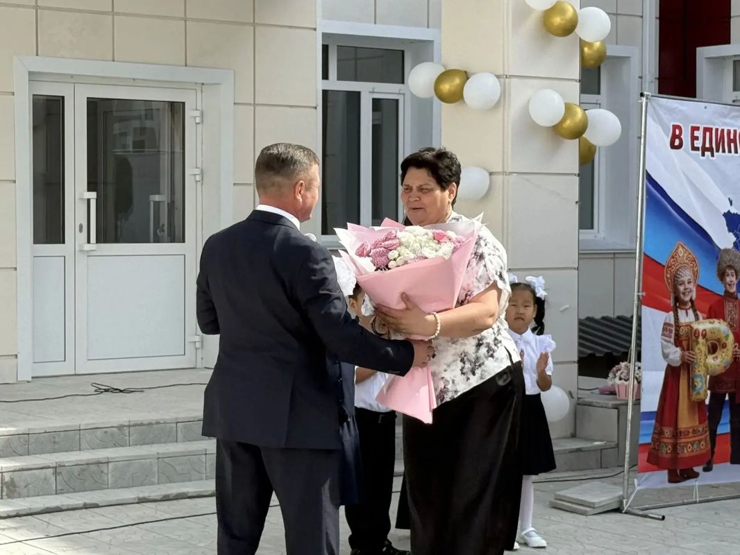 Председатель Народного Хурала (Парламента) Республики Калмыкия Артем Михайлов поздравил с Днем знаний учащихся Первомайского сельского лицея Приютненского района РК Председатель Народного Хурала (Парламента) Республики Калмыкия Артем Михайлов поздравил с Днем знаний учащихся Первомайского сельского лицея Приютненского района РК