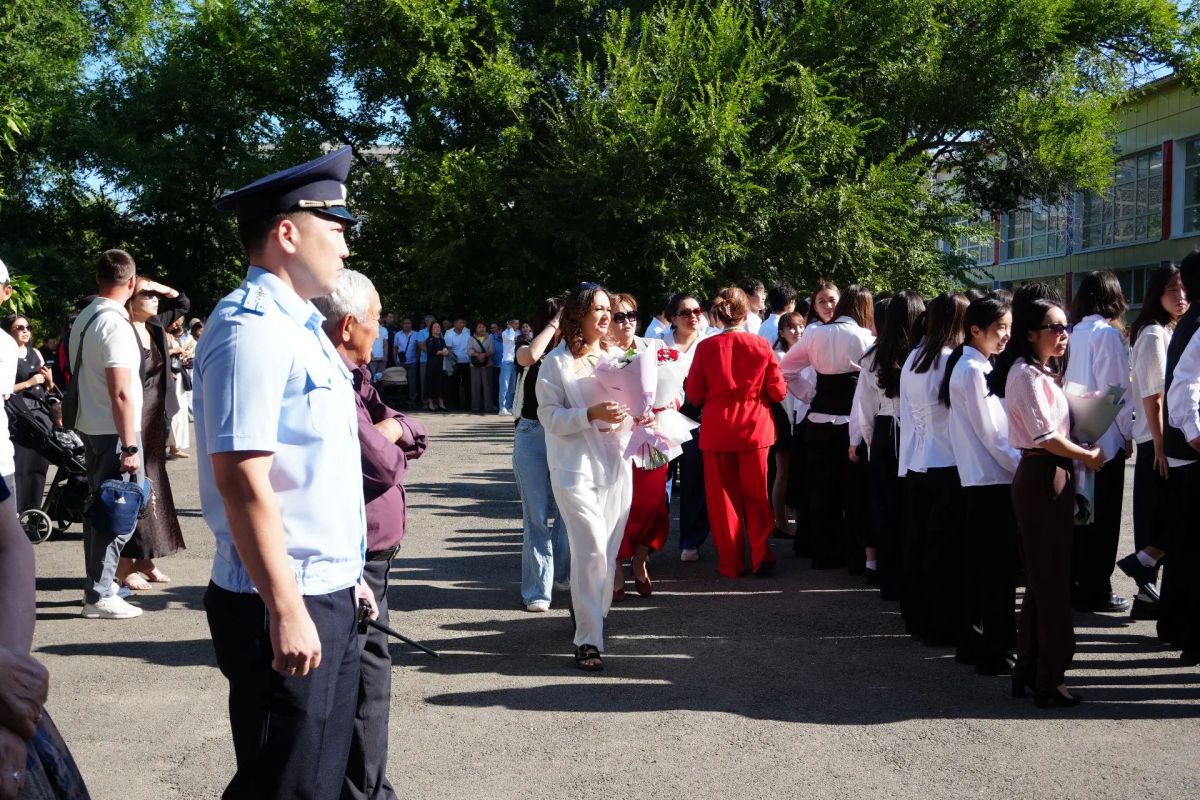 Полицейские Калмыкии обеспечивают общественный порядок в период проведения праздничных мероприятий, посвящённых началу учебного года Полицейские Калмыкии обеспечивают общественный порядок в период проведения праздничных мероприятий, посвящённых началу учебного года