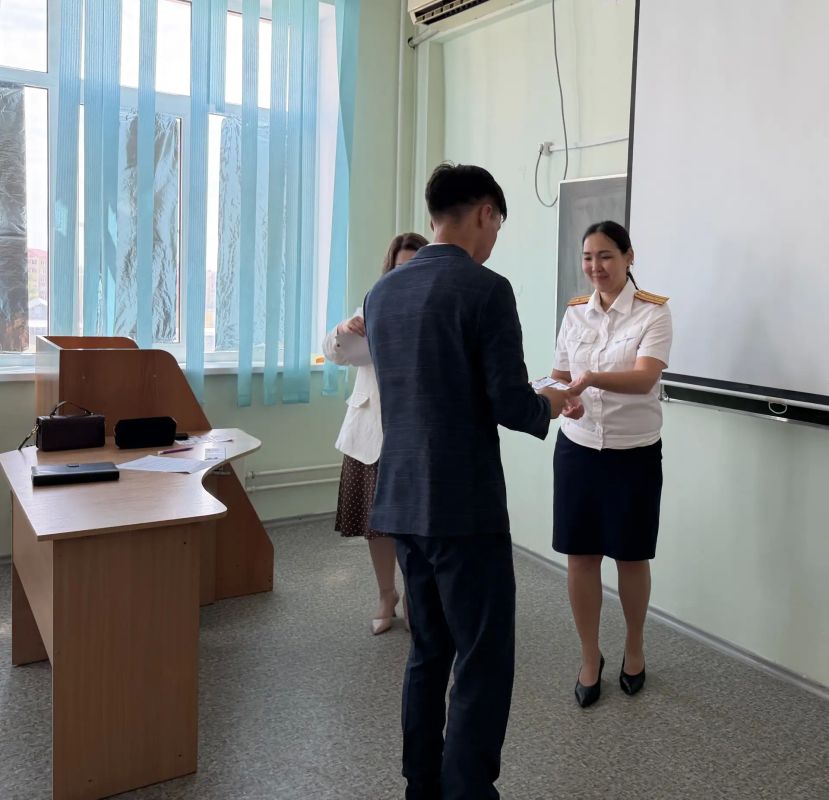 В День знаний сотрудники следственного управления СК России по Республике Калмыкия приняли участие в церемонии вручения студенческих билетов первокурсникам университета В День знаний сотрудники следственного управления СК России по Республике Калмыкия приняли участие в церемонии вручения студенческих билетов первокурсникам университета