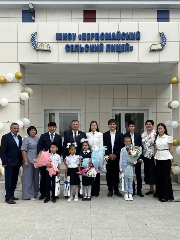 Председатель Народного Хурала (Парламента) Республики Калмыкия Артем Михайлов поздравил с Днем знаний учащихся Первомайского сельского лицея Приютненского района РК Председатель Народного Хурала (Парламента) Республики Калмыкия Артем Михайлов поздравил с Днем знаний учащихся Первомайского сельского лицея Приютненского района РК