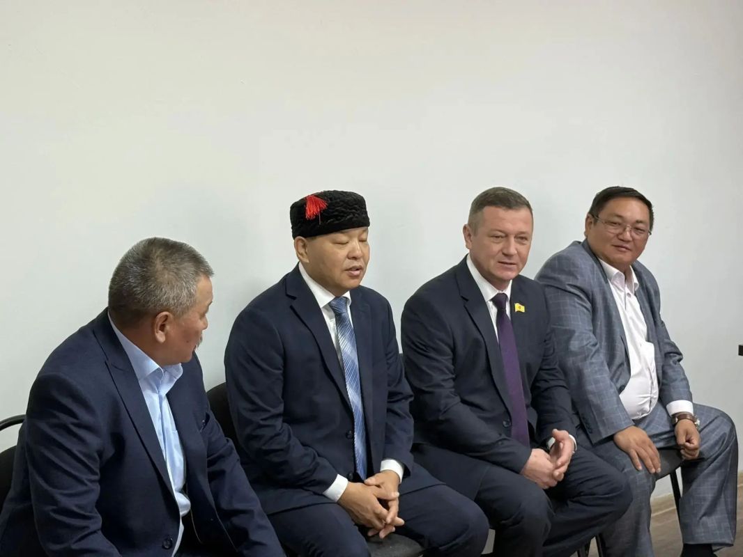 В День знаний спикер Народного Хурала (Парламента) Республики Калмыкия Артем Михайлов встретился с молодыми педагогами Первомайского сельского лицея Приютненского района РК В День знаний спикер Народного Хурала (Парламента) Республики Калмыкия Артем Михайлов встретился с молодыми педагогами Первомайского сельского лицея Приютненского района РК