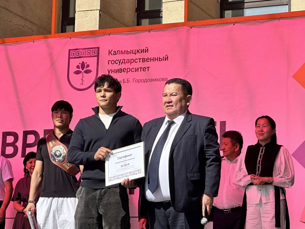 Впервые в истории КалмГУ был учрежден нагрудный знак КалмГУ Впервые в истории КалмГУ был учрежден нагрудный знак КалмГУ