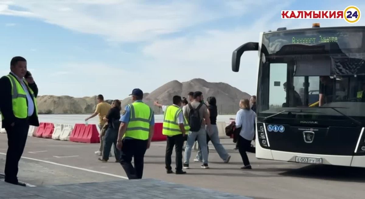 Первый рейс в обновленном аэропорту Элисты традиционно встретили водной аркой - так в авиации выражают уважение и отмечают особо важные события