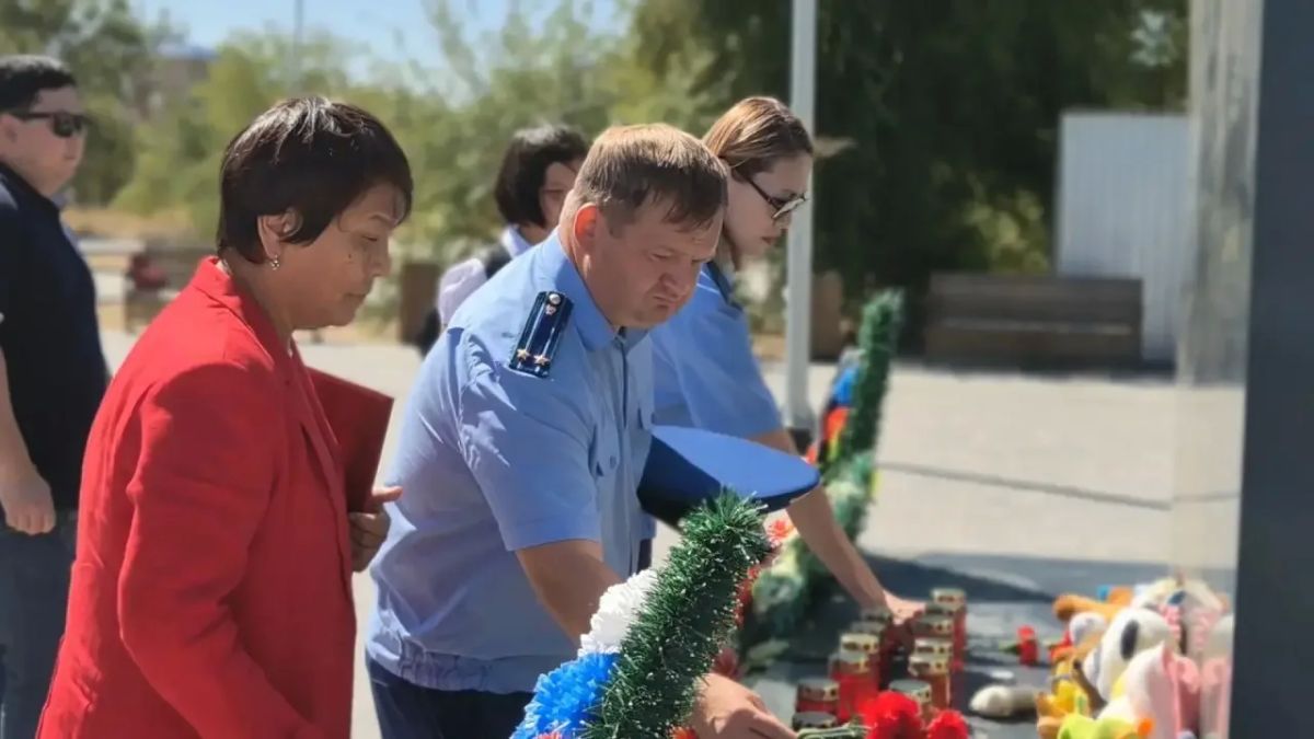 Прокурор Юстинского района принял участие в митинге памяти, посвященному Дню солидарности в борьбе с терроризмом