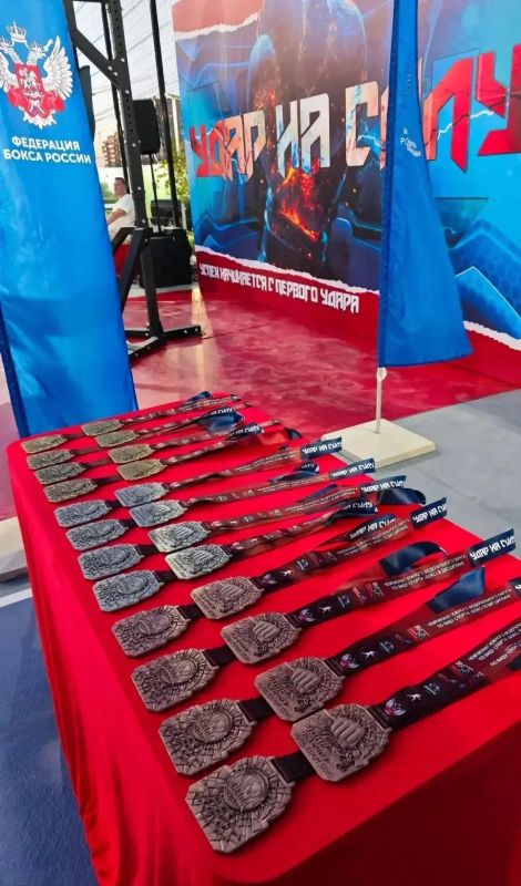Даниил Иванов из Калмыкии стал чемпионом ЮФО по боксу в дисциплине «Удар на силу» Даниил Иванов из Калмыкии стал чемпионом ЮФО по боксу в дисциплине «Удар на силу»