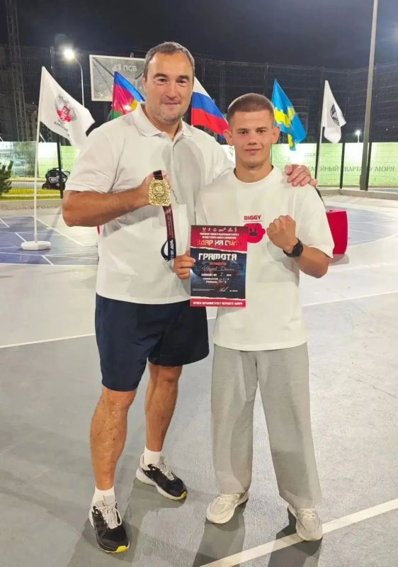 Даниил Иванов из Калмыкии стал чемпионом ЮФО по боксу в дисциплине «Удар на силу» Даниил Иванов из Калмыкии стал чемпионом ЮФО по боксу в дисциплине «Удар на силу»