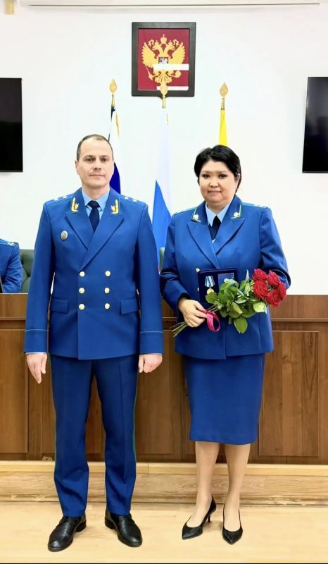 Сегодня в прокуратуре Республики Калмыкия состоялась торжественная церемония вручения ведомственной награды и классного чина работникам прокуратуры республики