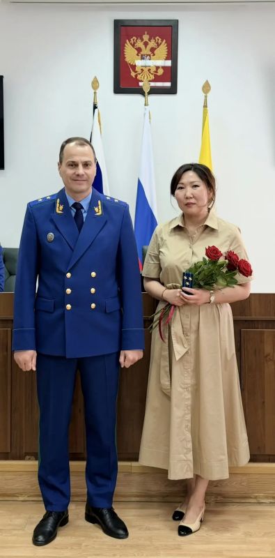 Сегодня в прокуратуре Республики Калмыкия состоялась торжественная церемония вручения ведомственной награды и классного чина работникам прокуратуры республики Сегодня в прокуратуре Республики Калмыкия состоялась торжественная церемония вручения ведомственной награды и классного чина работникам прокуратуры республики