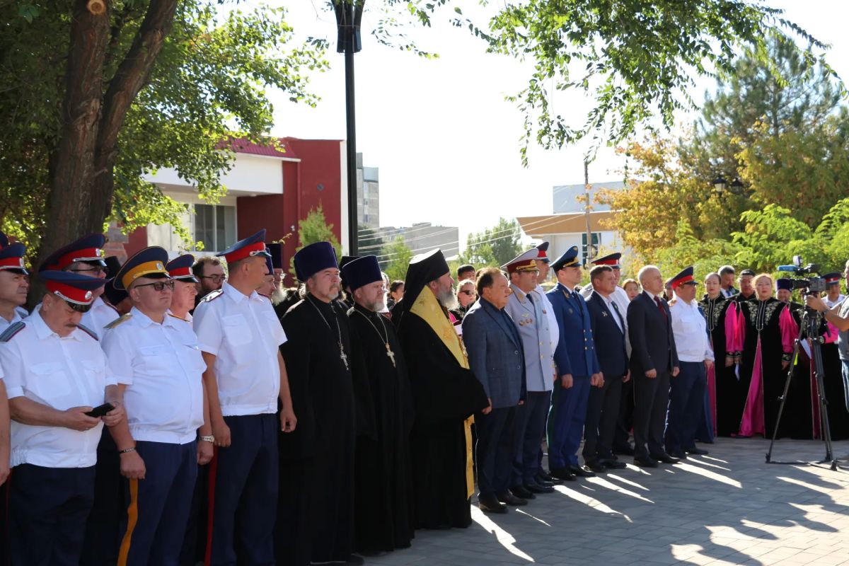 Сотрудники следственного управления приняли участие в памятных мероприятиях в Элисте Сотрудники следственного управления приняли участие в памятных мероприятиях в Элисте