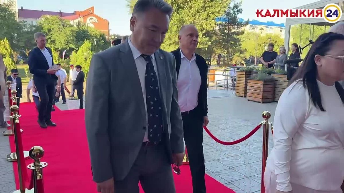 Тем временем гости и участники торжественной передачи хоругви казакам Калмыкии собираются в кинотеатре «Октябрь»