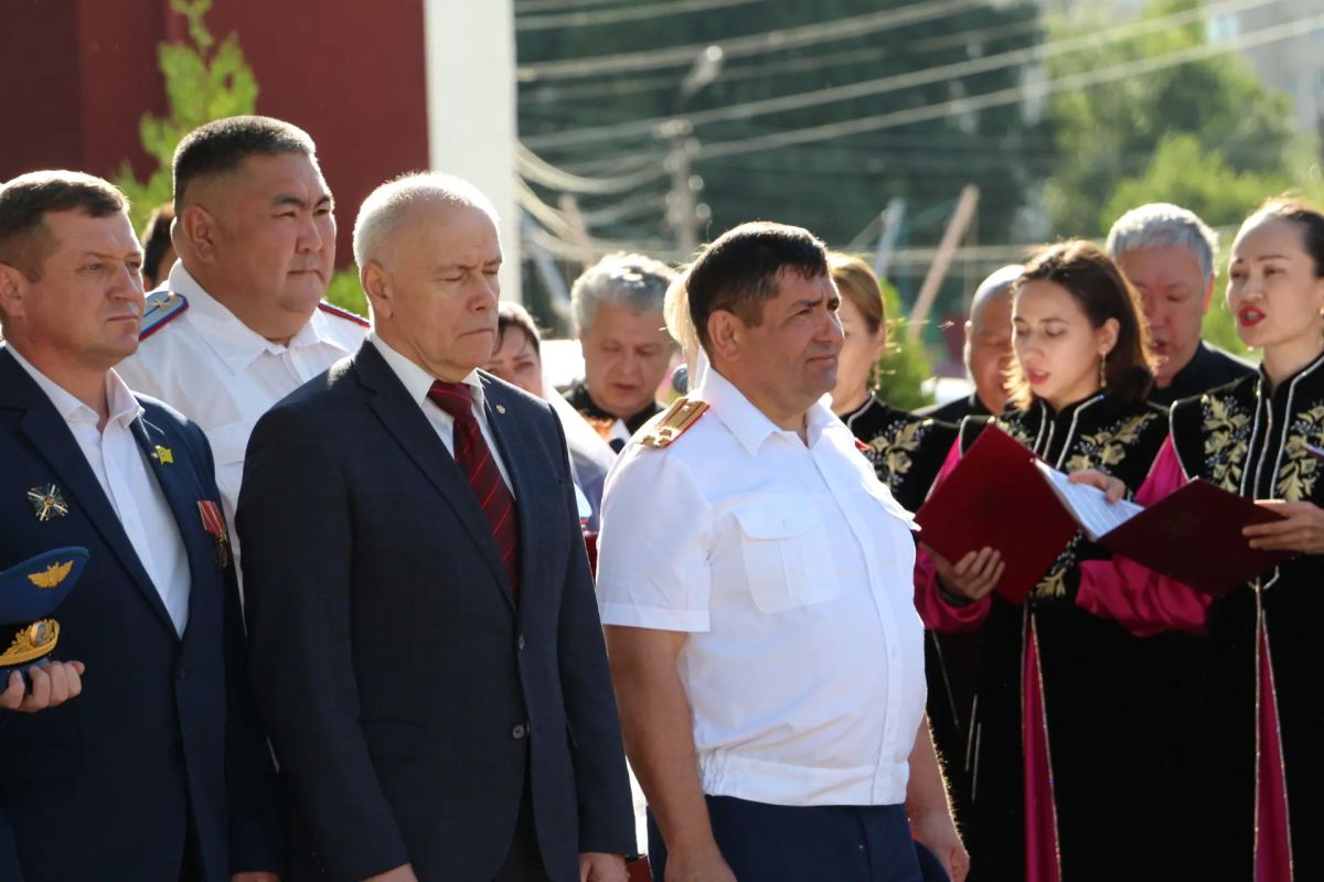 Сотрудники следственного управления приняли участие в памятных мероприятиях в Элисте Сотрудники следственного управления приняли участие в памятных мероприятиях в Элисте