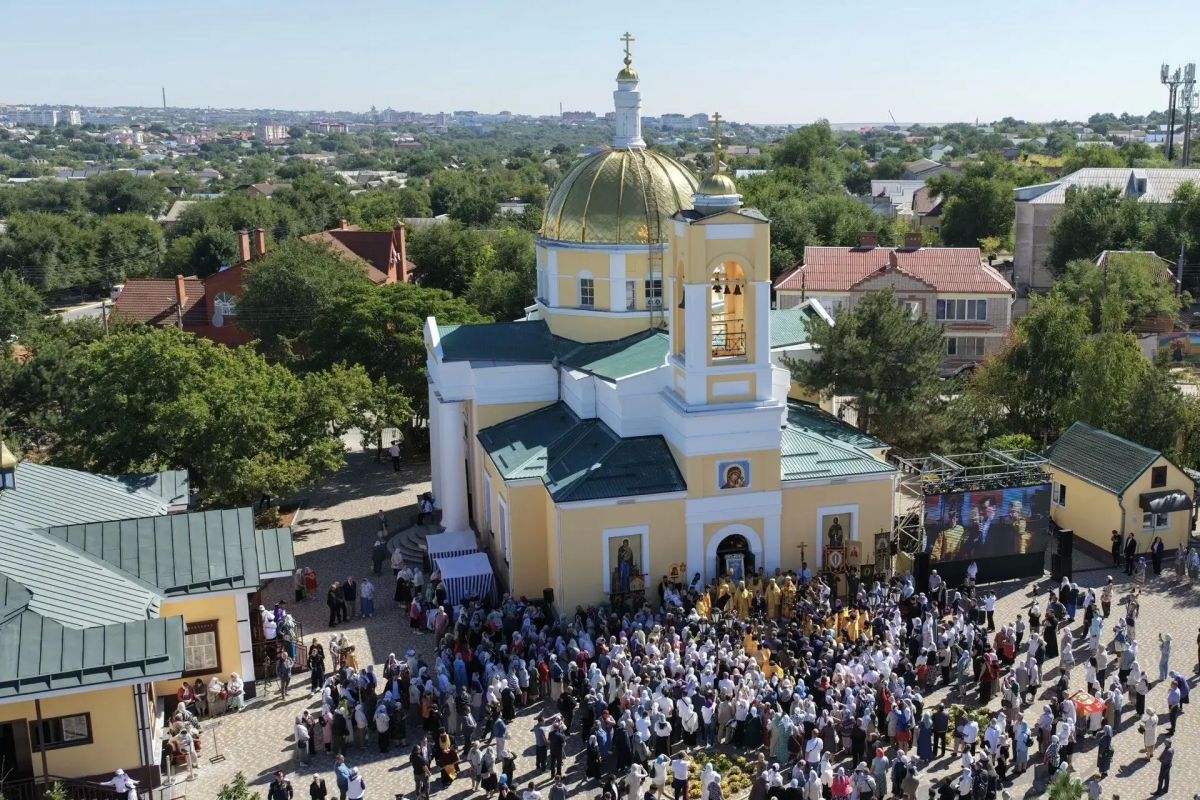 Около 2 тыс. человек встретили в Элисте чудотворную икону Явления Христа Спасителя Около 2 тыс. человек встретили в Элисте чудотворную икону Явления Христа Спасителя