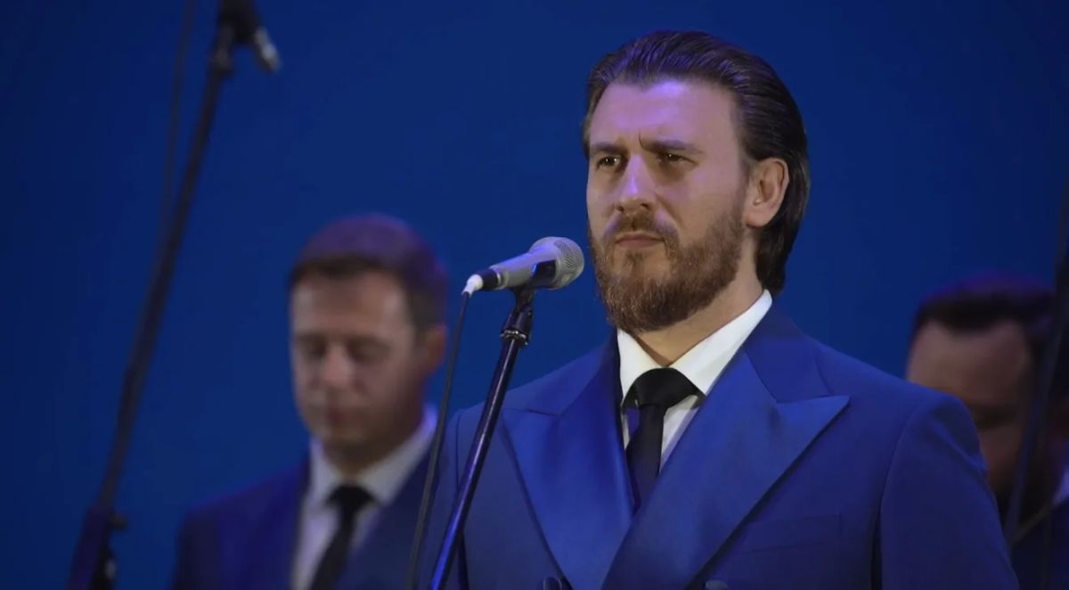 Репертуар Хора Московского Сретенского монастыря уникален: наряду с духовными песнопениями в него входят подлинные отечественные шедевры — военные марши, народные мелодии и современные композиции Репертуар Хора Московского Сретенского монастыря уникален: наряду с духовными песнопениями в него входят подлинные отечественные шедевры — военные марши, народные мелодии и современные композиции