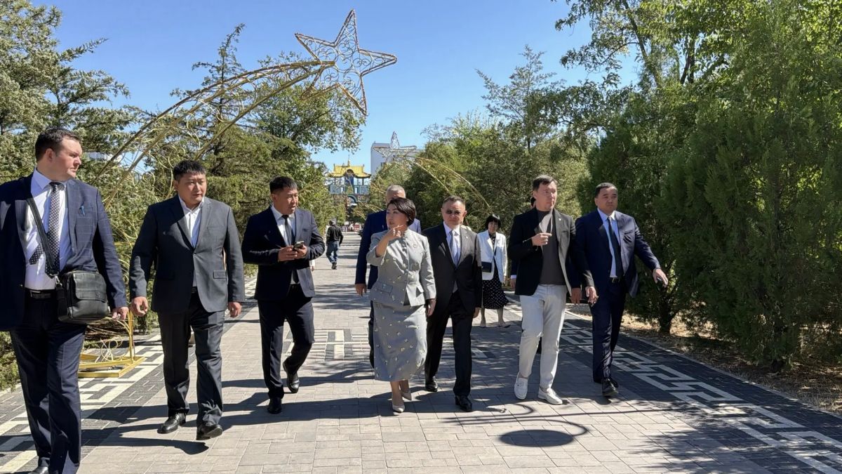 Глава Минстроя России прошёл по обновлённым улицам Элисты Глава Минстроя России прошёл по обновлённым улицам Элисты